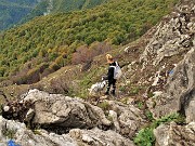 59 Nina discende da sola senza aiuto le ripide roccette